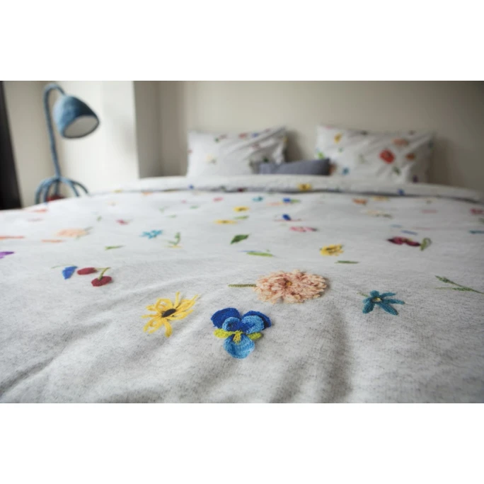 SNURK Knitted Flower Bettwäsche-Set - 155x220 / 80x80 Cm - Bunte Blumen 6 SNURK Knitted Flower Bettwäsche-Set - 155x220 / 80x80 Cm - Bunte Blumen – Bild 4
