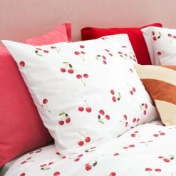 SNURK Cherries Bettwäsche-Set - 135x200 / 80x80 Cm - Weiß 8 SNURK Cherries Bettwäsche-Set - 135x200 / 80x80 Cm - Weiß -Moooi Shop unnamed file 1432
