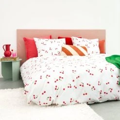 SNURK Cherries Bettwäsche-Set - 135x200 / 80x80 Cm - Weiß 9 SNURK Cherries Bettwäsche-Set - 135x200 / 80x80 Cm - Weiß -Moooi Shop unnamed file 1433