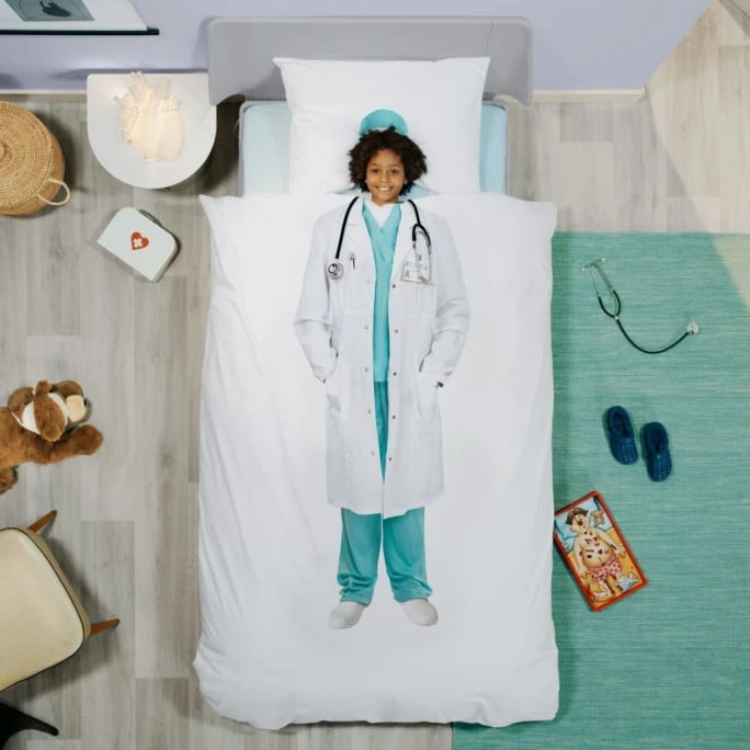 SNURK Doctor Bettwäsche-Set - 135x200 / 80x80 Cm - Weiß 6 SNURK Doctor Bettwäsche-Set - 135x200 / 80x80 Cm - Weiß – Bild 4