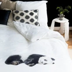 SNURK Lazy Panda Bettwäsche-Set - 155x220 / 80x80 Cm - Weiß 8 SNURK Lazy Panda Bettwäsche-Set - 155x220 / 80x80 Cm - Weiß -Moooi Shop unnamed file 1547