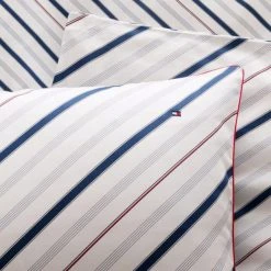 Tommy Hilfiger CLUB STRIPES Satin-Bettwäsche-Set - 155x220 / 80x80 Cm - Navy 11 Tommy Hilfiger CLUB STRIPES Satin-Bettwäsche-Set - 155x220 / 80x80 Cm - Navy -Moooi Shop unnamed file 248