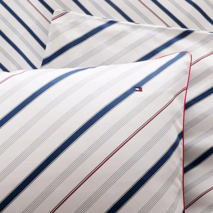 Tommy Hilfiger CLUB STRIPES Satin-Bettwäsche-Set - 155x220 / 80x80 Cm - Navy 6 Tommy Hilfiger CLUB STRIPES Satin-Bettwäsche-Set - 155x220 / 80x80 Cm - Navy – Bild 4