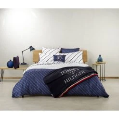 Tommy Hilfiger CLUB STRIPES Satin-Bettwäsche-Set - 155x220 / 80x80 Cm - Navy 13 Tommy Hilfiger CLUB STRIPES Satin-Bettwäsche-Set - 155x220 / 80x80 Cm - Navy -Moooi Shop unnamed file 250